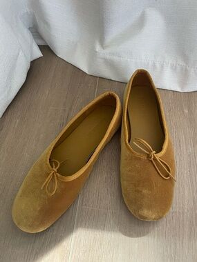 Everyone the Day Ballet Flats Golden Velvet